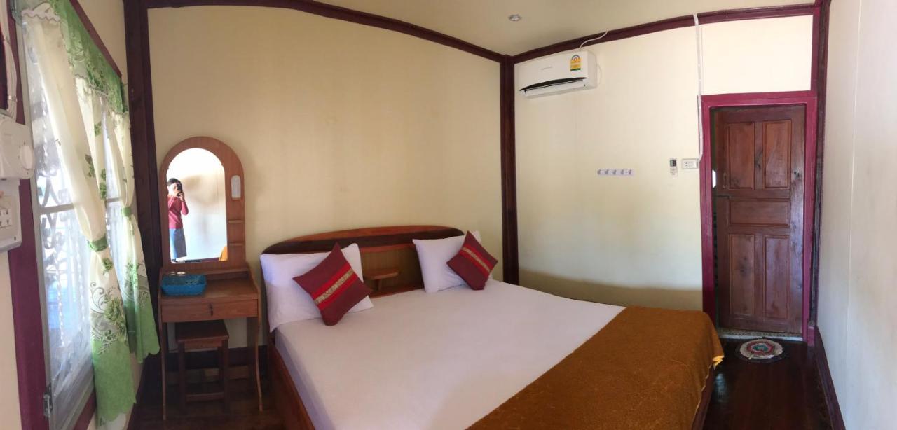 Somphamit Guesthouse Ban Khon Exterior foto
